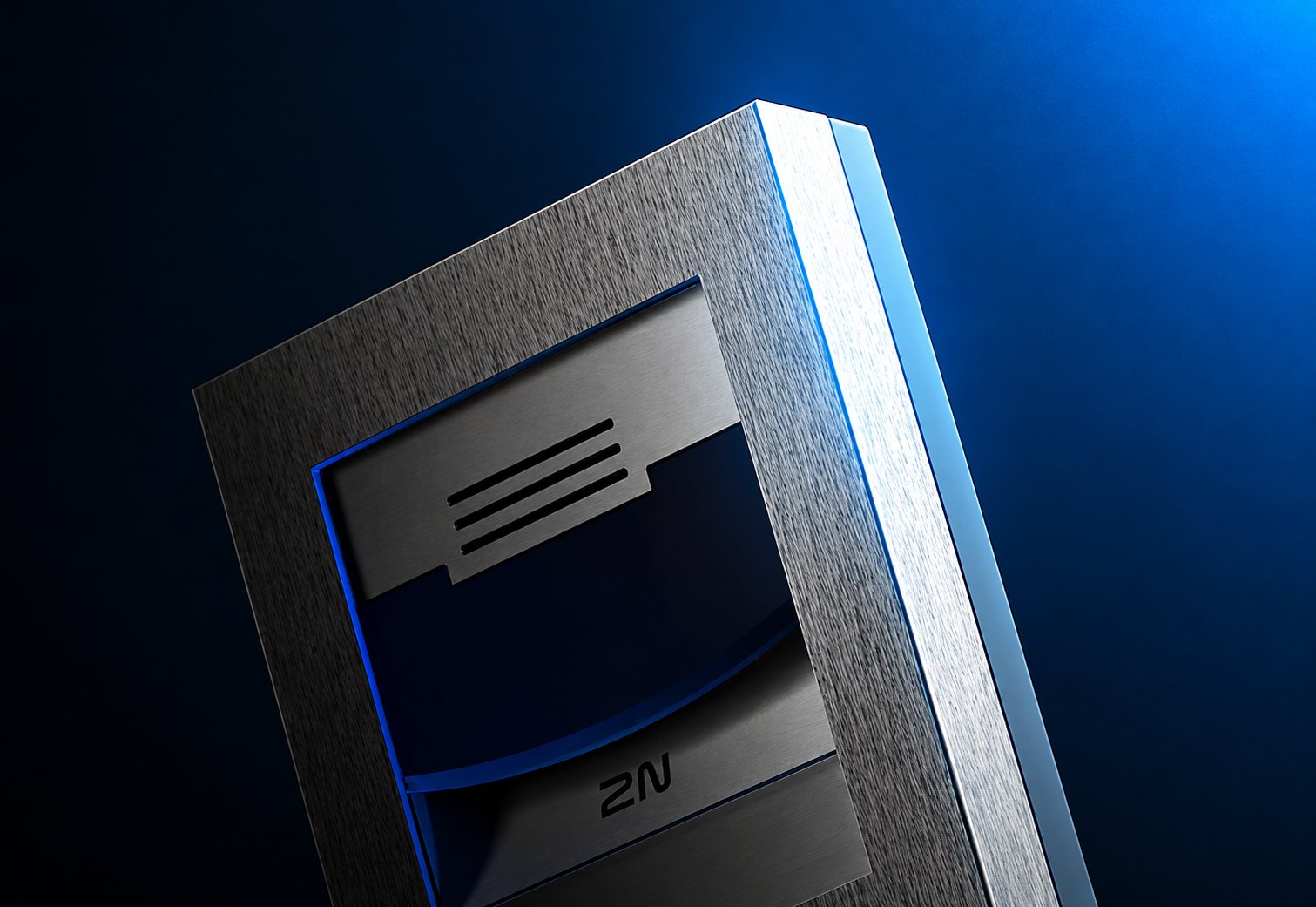 Interphone en métal brossé sur fond sombre